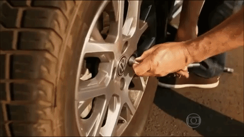 trocar pneu afrouxar a roda