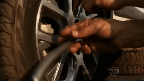 trocar pneu retirar pneu